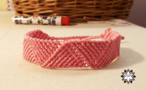 Easy Friendship Bracelet - Basic ZigZag * Moms and Crafters