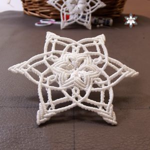 Macramotiv micro-macrame knotted snowflake macramotiv.com how to knotting snowflake ornament migramah DIY makramé csomózás macramee christmas ornament instructions step-by-step steps handcraft