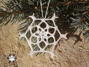 Macrame, knotted snowflake, micro-macrame made by Macramotiv